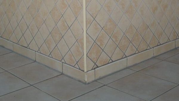 Marmoripintojen kiillotusta Aurinkorannikolla